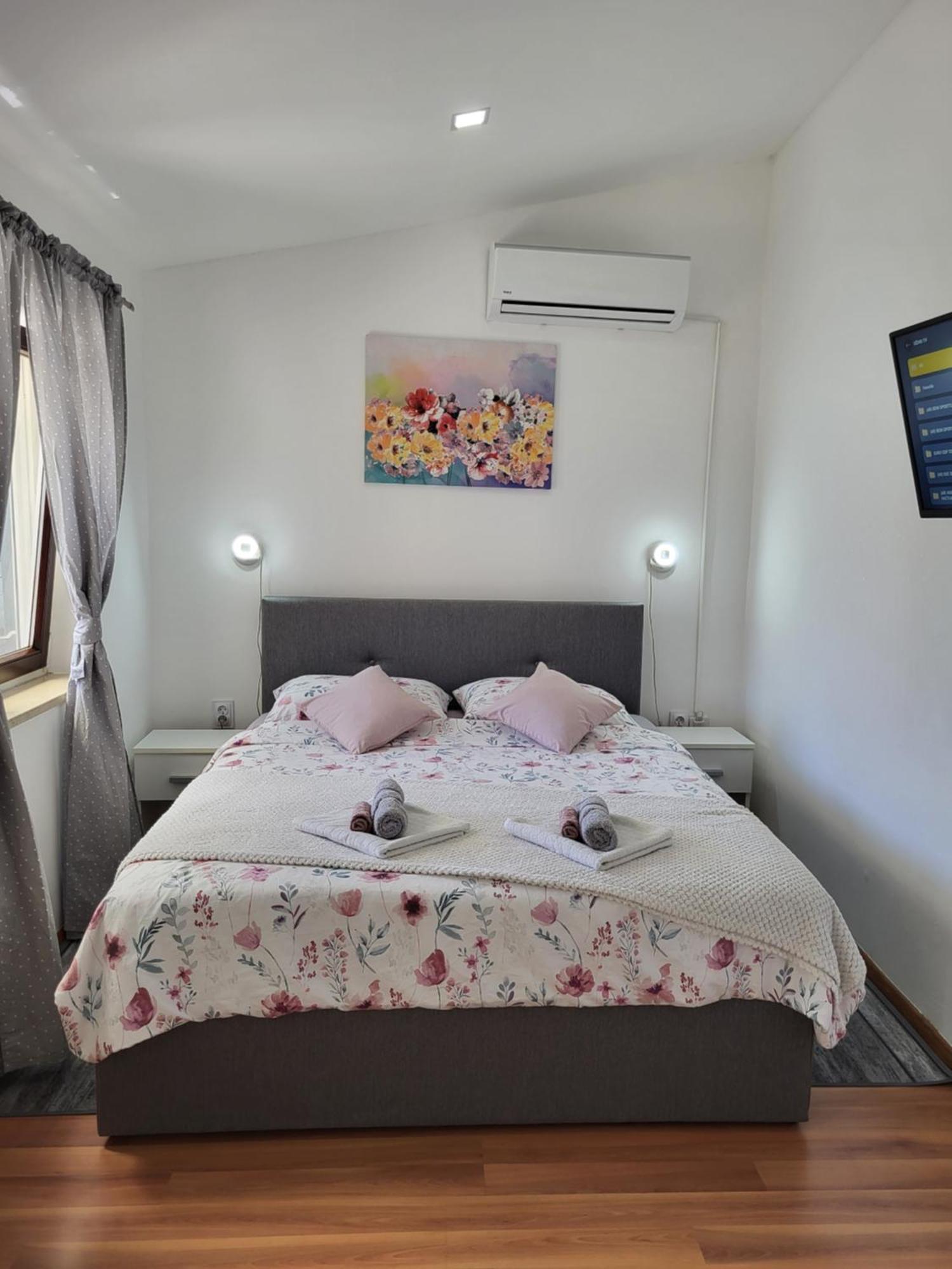 Studio Apartment City With Free Parking พูลา ภายนอก รูปภาพ